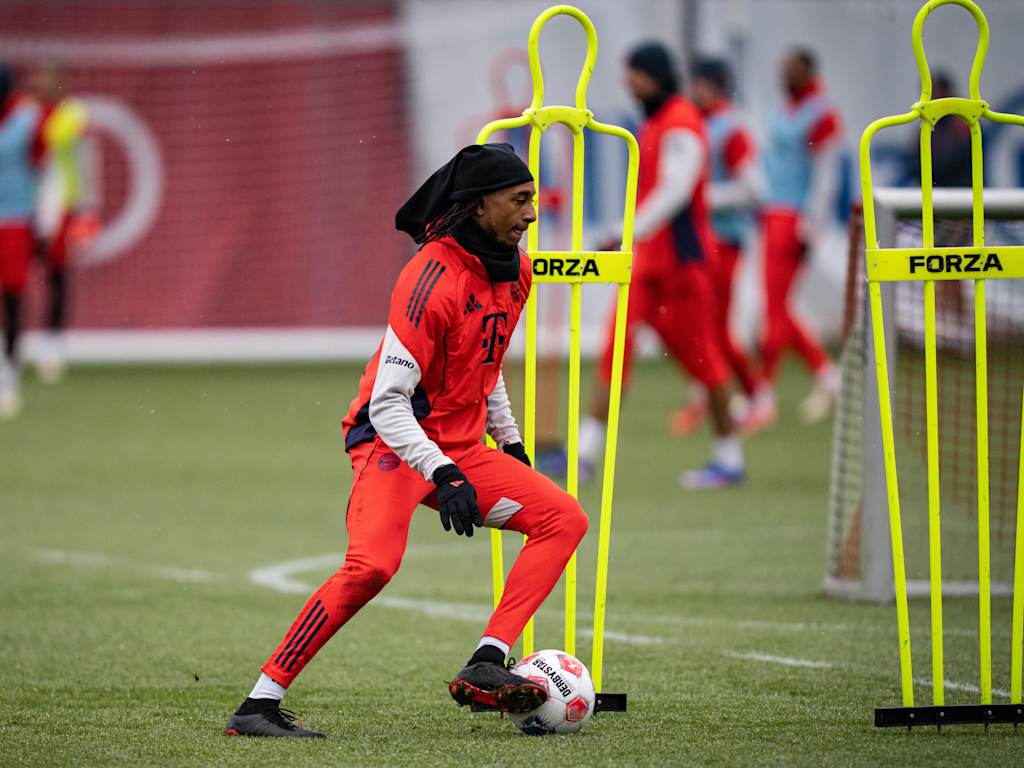 Michael Olise dribbelt im Training des FC Bayern