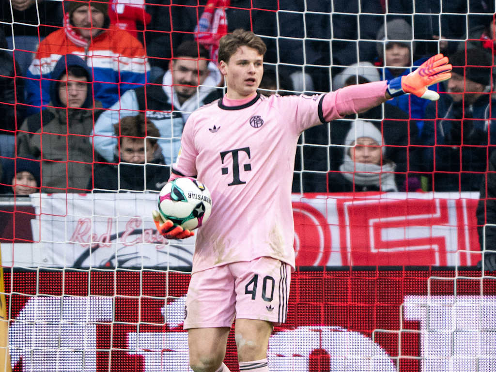 Jonas Urbig gibt mit einem Ball in der Hand Anweisungen im Spiel beim FC Red Bull Salzburg
