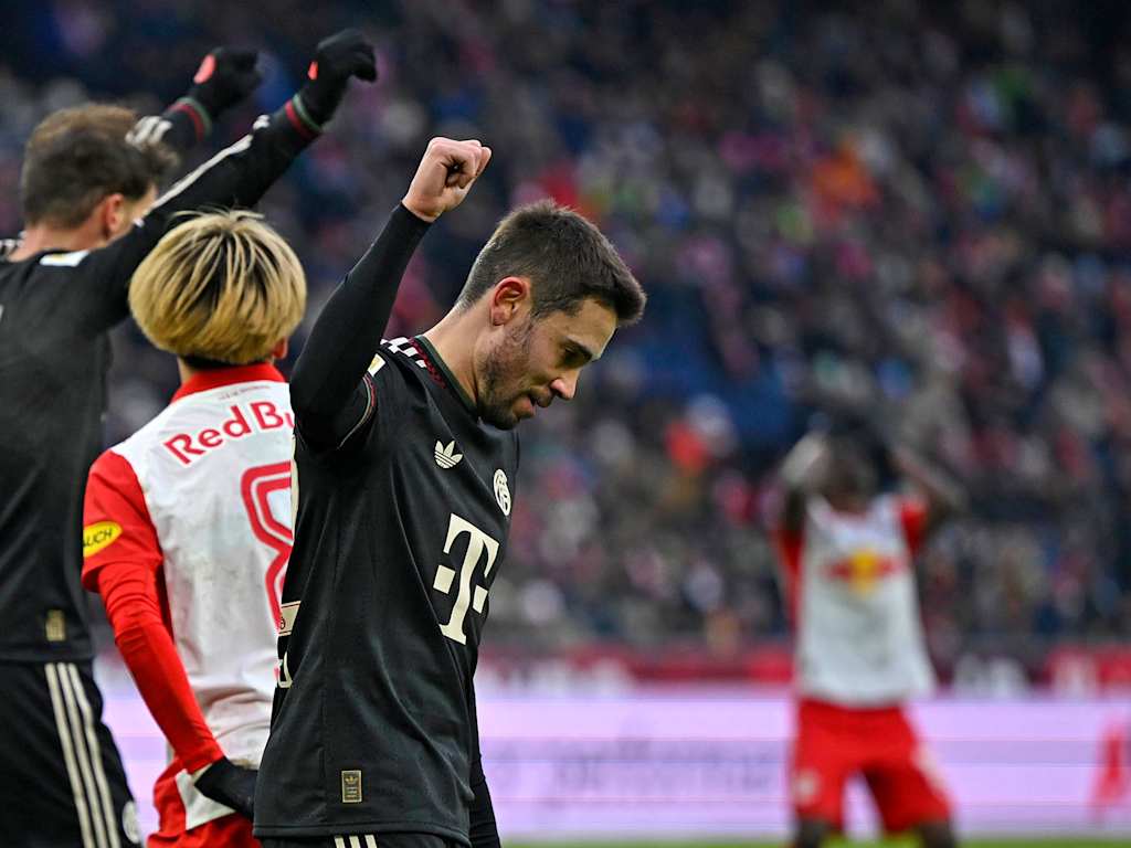 Raphael Guerreiro reckt die Faust in die Luft nach Hiroki Itos 1:0 im Testspiel des FC Bayern bei Red Bull Salzburg