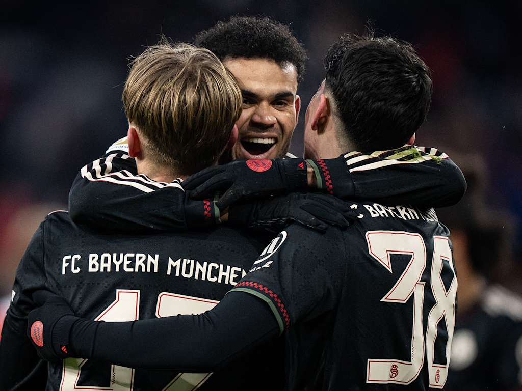 Spieler des FC Bayern jubeln gemeinsam nach dem 3:0 im Testspiel des FC Bayern bei Red Bull Salzburg