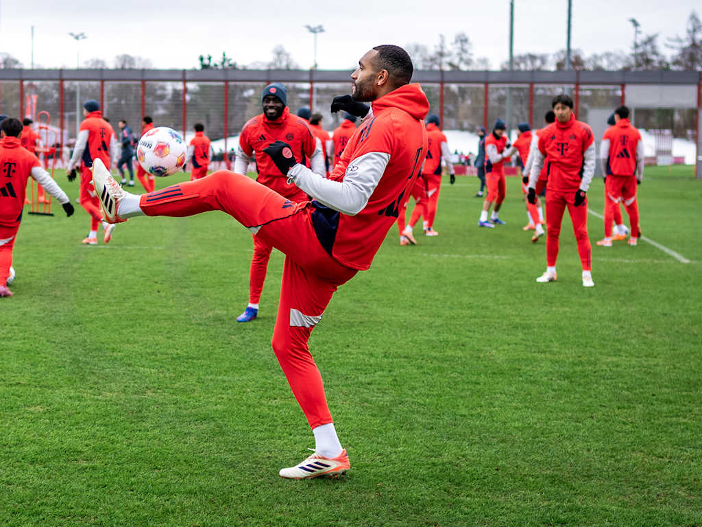 Jonathan Tah playing keepie-up in front of fans during FC Bayern's open training session.