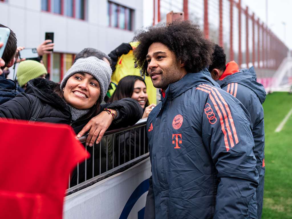Sewrge Gnaby macht Selfies mit einem Fan im öffentlichen Training des FC Bayern vor Fans