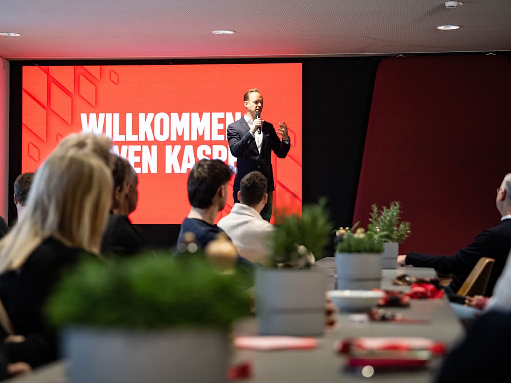 Rouven Kasper addresses the staff at Säbener Straße