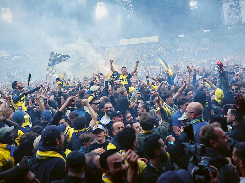 Franjo Ivanovic feiert inmitten der Fans nach der Meisterschaft von Royale Union Saint-Gilloise