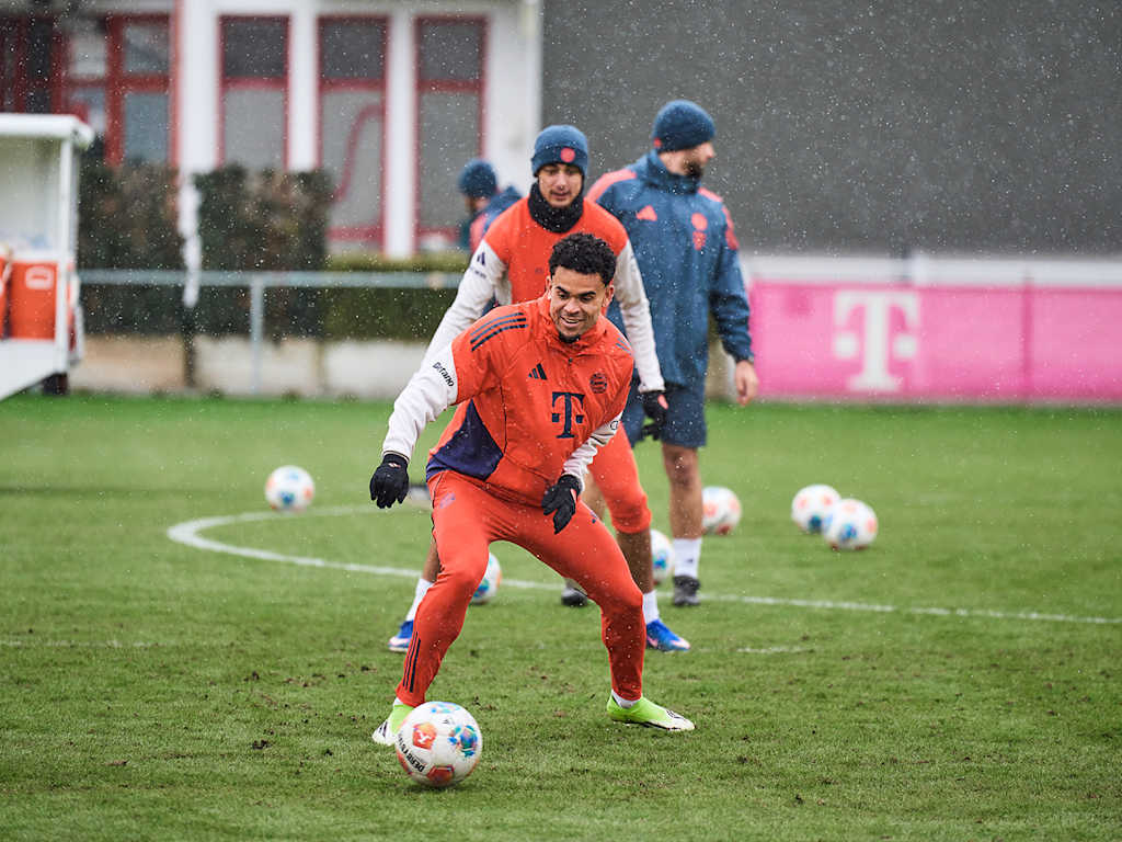 Luis Diaz runs after the ball and smiles in FC Bayern training