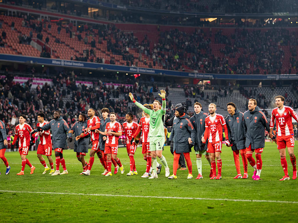 FC Bayern-Spieler setzen zur Laola vor der Kurve mit den Fans an nach dem 8:1-Sieg im Bundesliga-Spiel gegen Wolfsburg