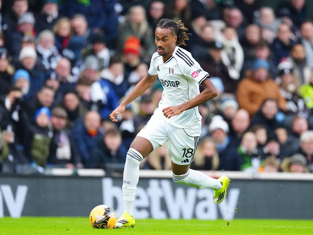 Jonah Kusi-Asare dribbelt im Trikot des FC Fullham.