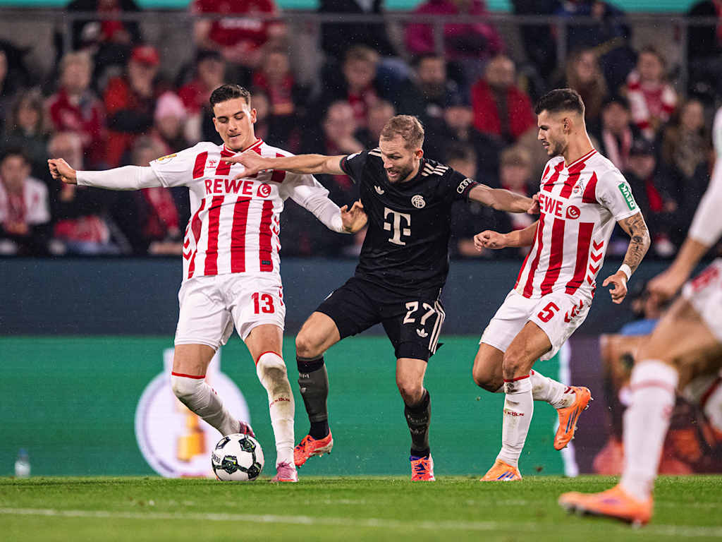 Konrad Laimer führt einen Zweikampf im DFB-Pokal-Spiel des FC Bayern beim 1. FC Köln.