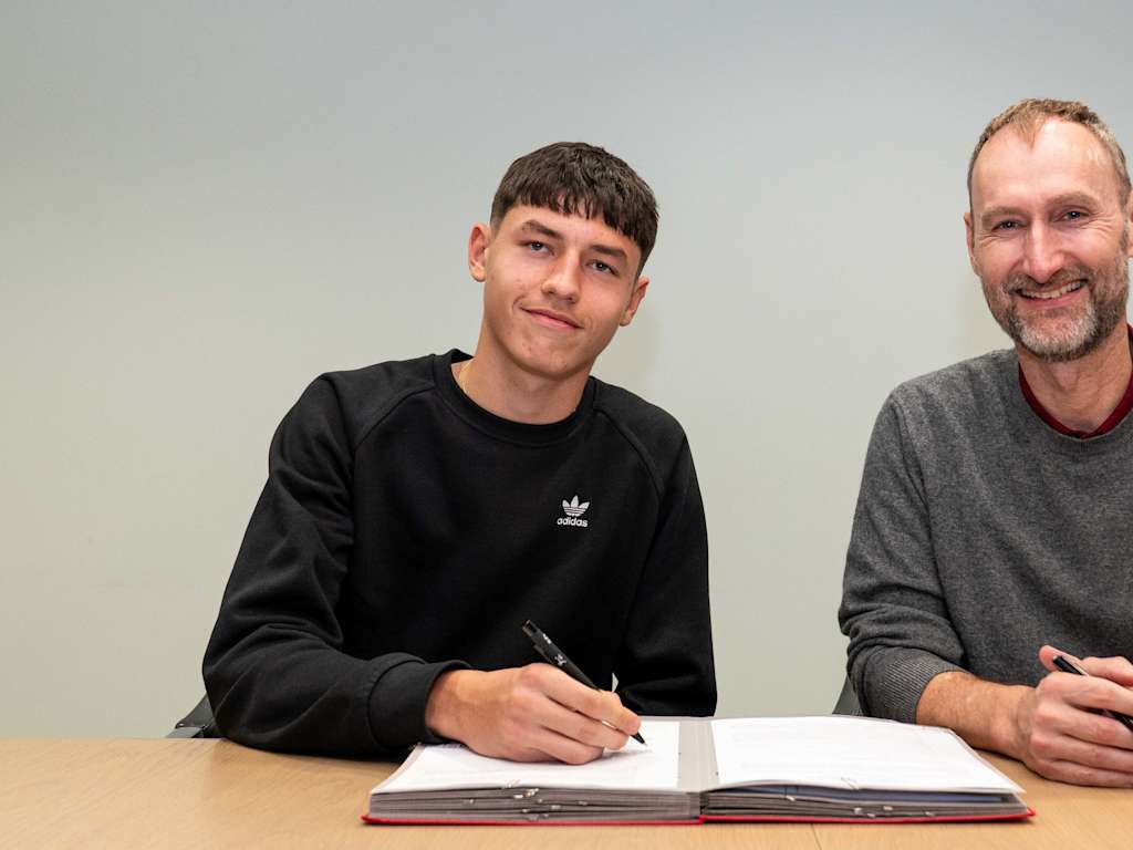 Filip Pavić bei der Unterzeichnung seines neuen Vertrags.