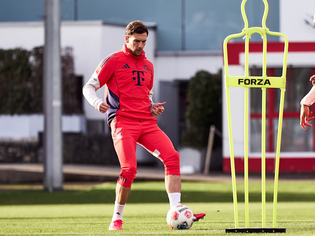 Leon Goretzka passt zu Jonathan Tah im Training des FC Bayern vor dem Bundesliga-Spiel beim 1. FC Köln
