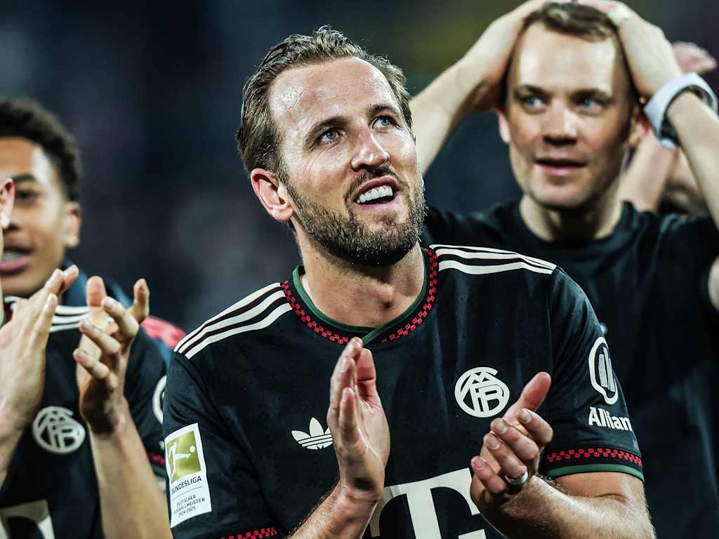 Harry Kane apllaudiert lachend in Richtung der Fans nach dem Bundesliga-Sieg des FC Bayern beim 1. FC Köln