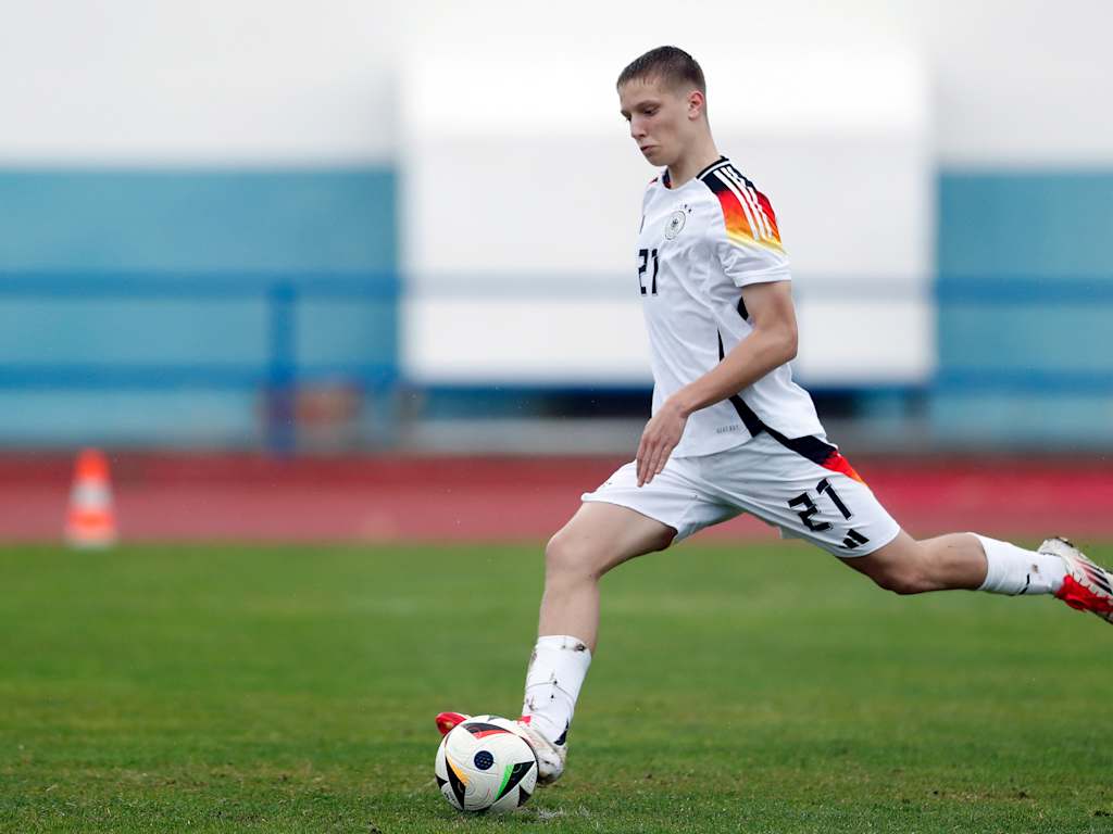 Erblin Osmani bei einem Schussversuch im Trikot der deutschen U17-Auswahl.