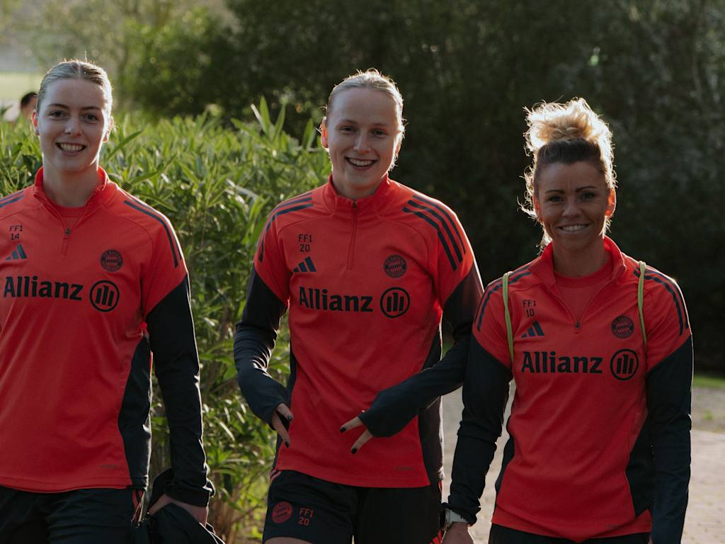 Alara, Franziska Kett und Linda Dallmann laufen gemeinsam zum Training.