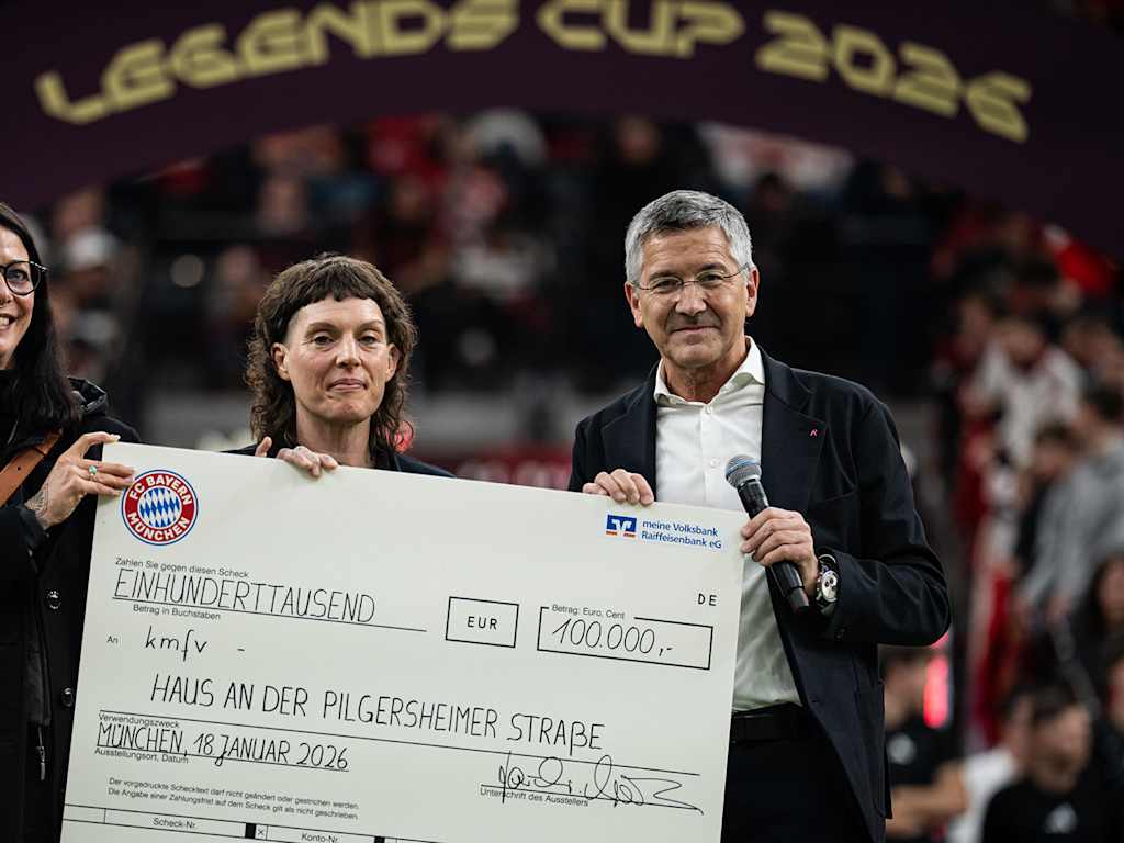 Herbert Hainer bei der Scheckübergabe des FC Bayern Hilfe eV an ein Projekt für Wohnungslose im Rahmen des FC Bayern Legends Cup