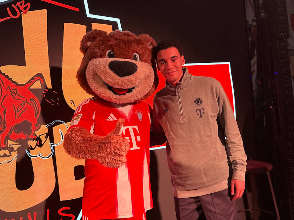 Berni und Jamal Musiala grinsen in die Kamera