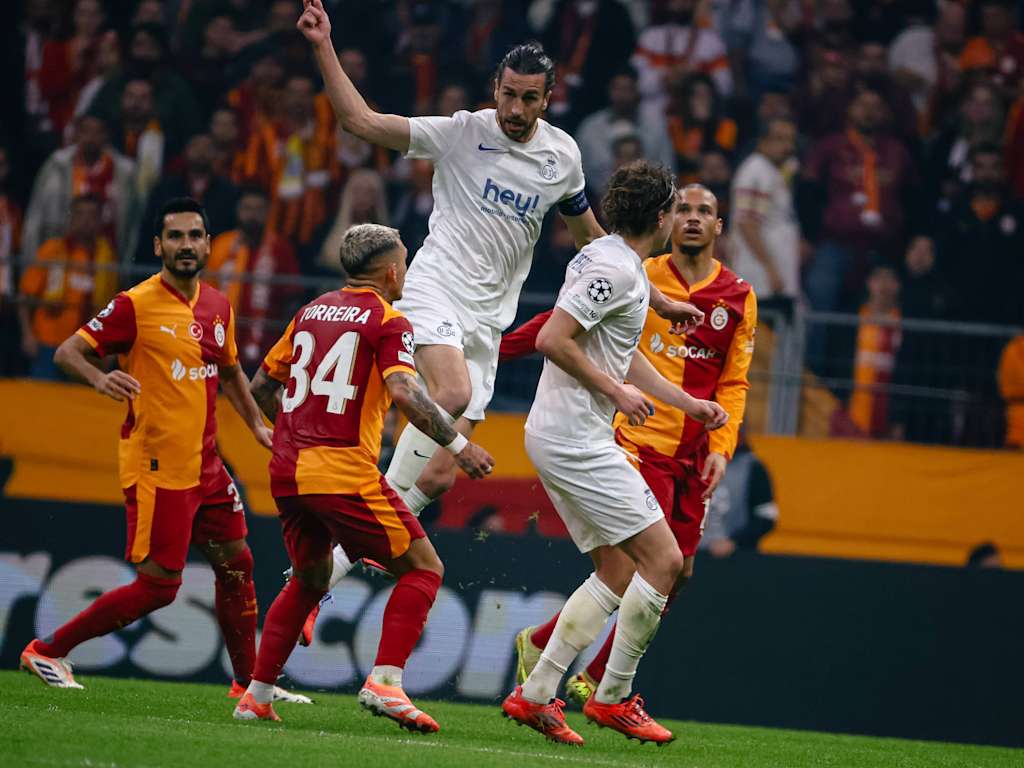 A duel during the match between Union Saint-Gilloise (white) and Galatasaray (yellow and red)