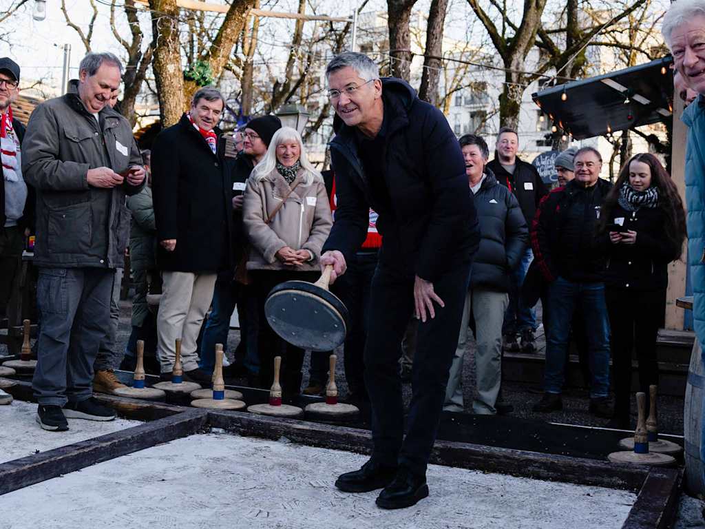 Herbert Heiner playing Bavarian curling as part of an event organised by FC Bayern for its members.