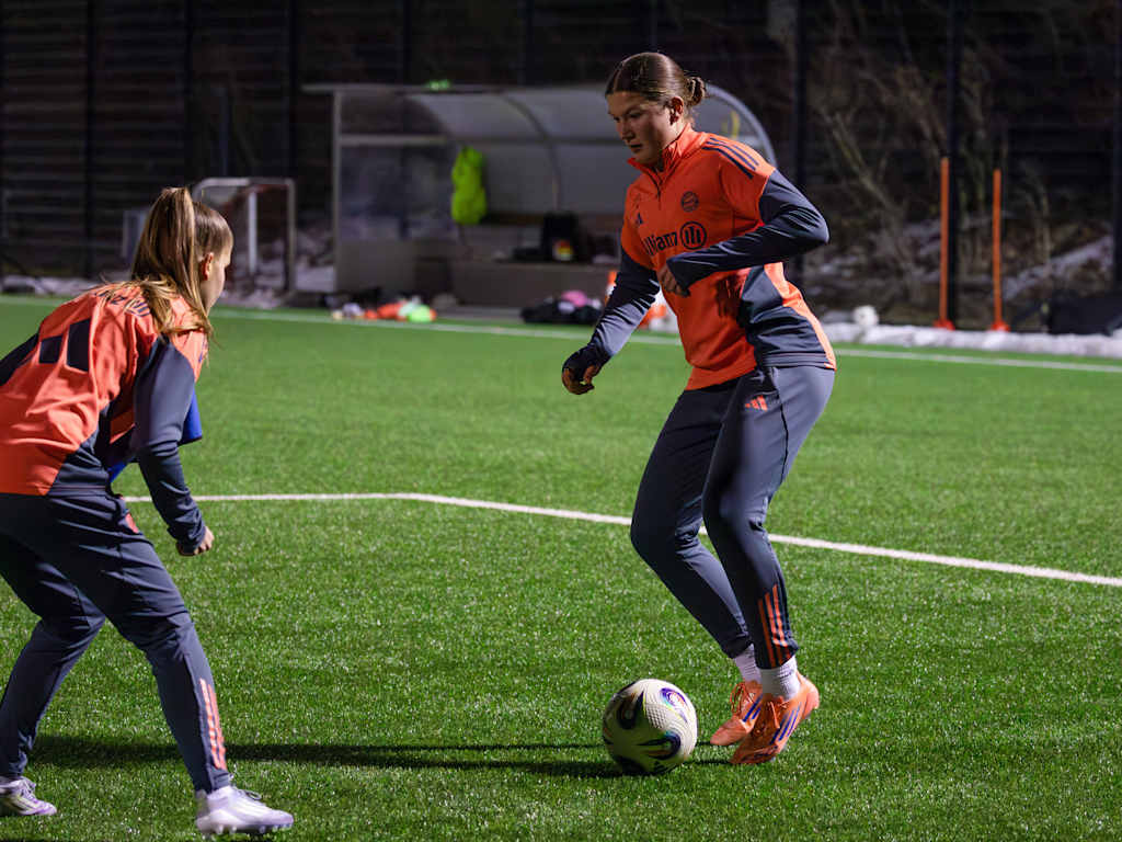 Die Spielerinnen der FC Bayern Frauen II im Eins-gegen-eins-Duell.