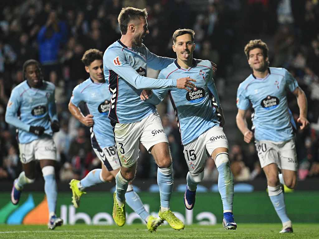 Bryan Zaragoza bejubelt seinen Treffer gemeinsam mit seinen Teamkollegen von Celta Vigo.