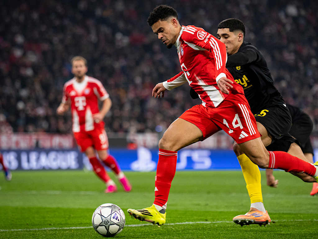 Luis Diaz im Zweikampf im Manuel Neuer pariert den Kopfball von Promise David im Champions League-Spiel des FC Bayern gegen Royale Union Saint-Gilloise
