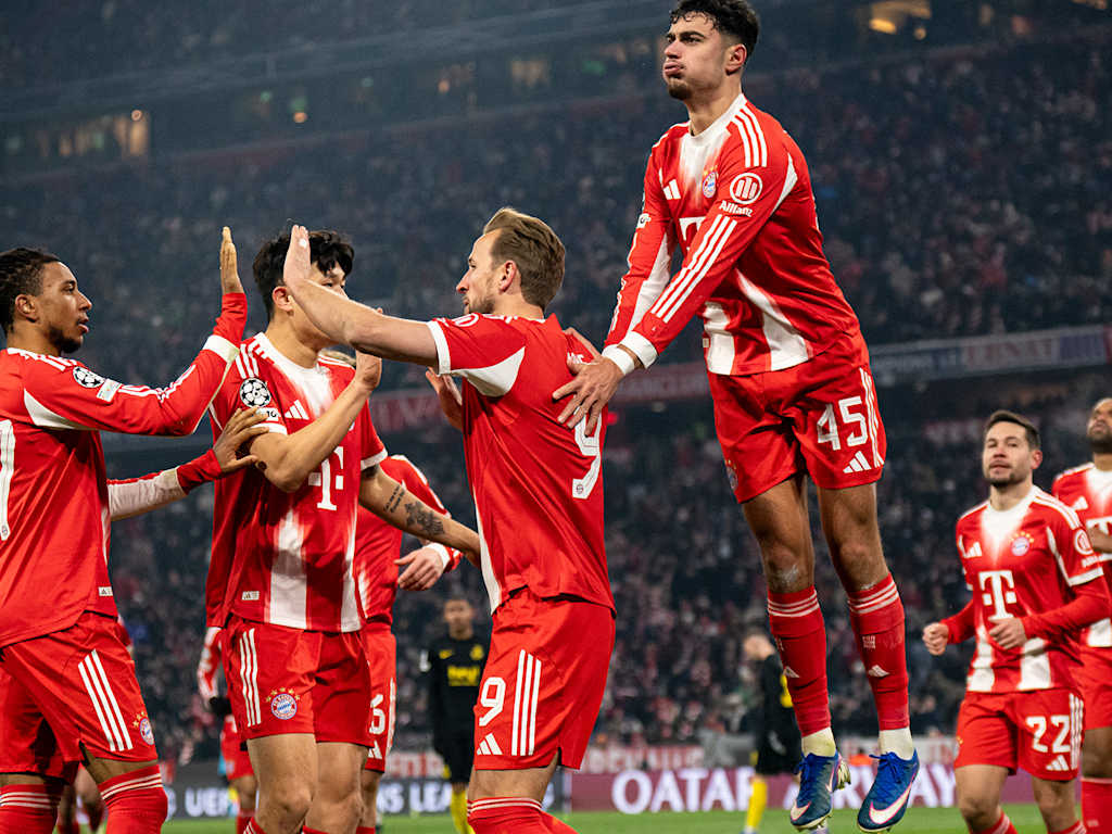 Aleks Pavlovic stützt sich zum Jubel auf die Schulter von Harry Kane nach dem 1:0 im Champions League-Spiel des FC Bayern gegen Royale Union Saint-Gilloise