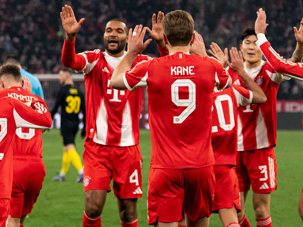 Jonathan jubelt mit den Kolllegen nach Harry Kanes 2:0 im Champions League-Spiel des FC Bayern gegen Royale Union Saint-Gilloise