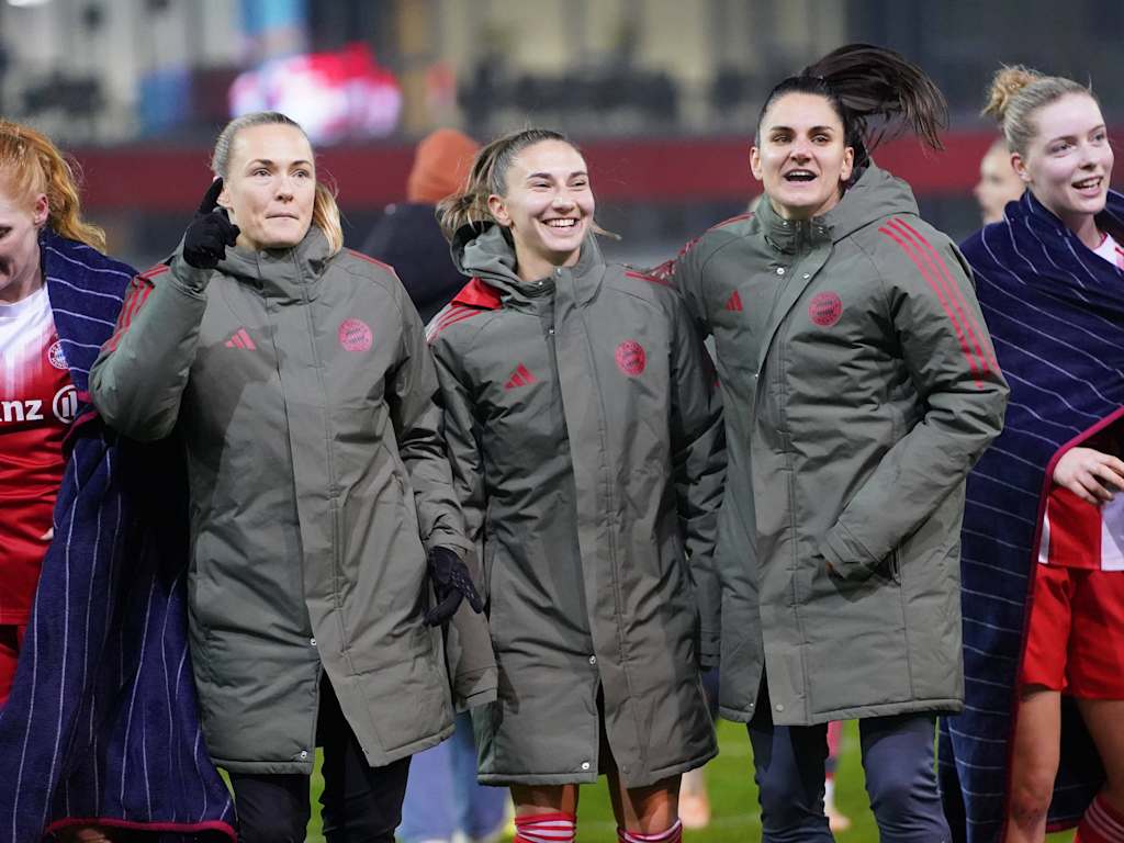 Kathi Naschenweng bejubelt mit ihren Teamkolleginnen einen Sieg in der Champions League am FC Bayern Campus.