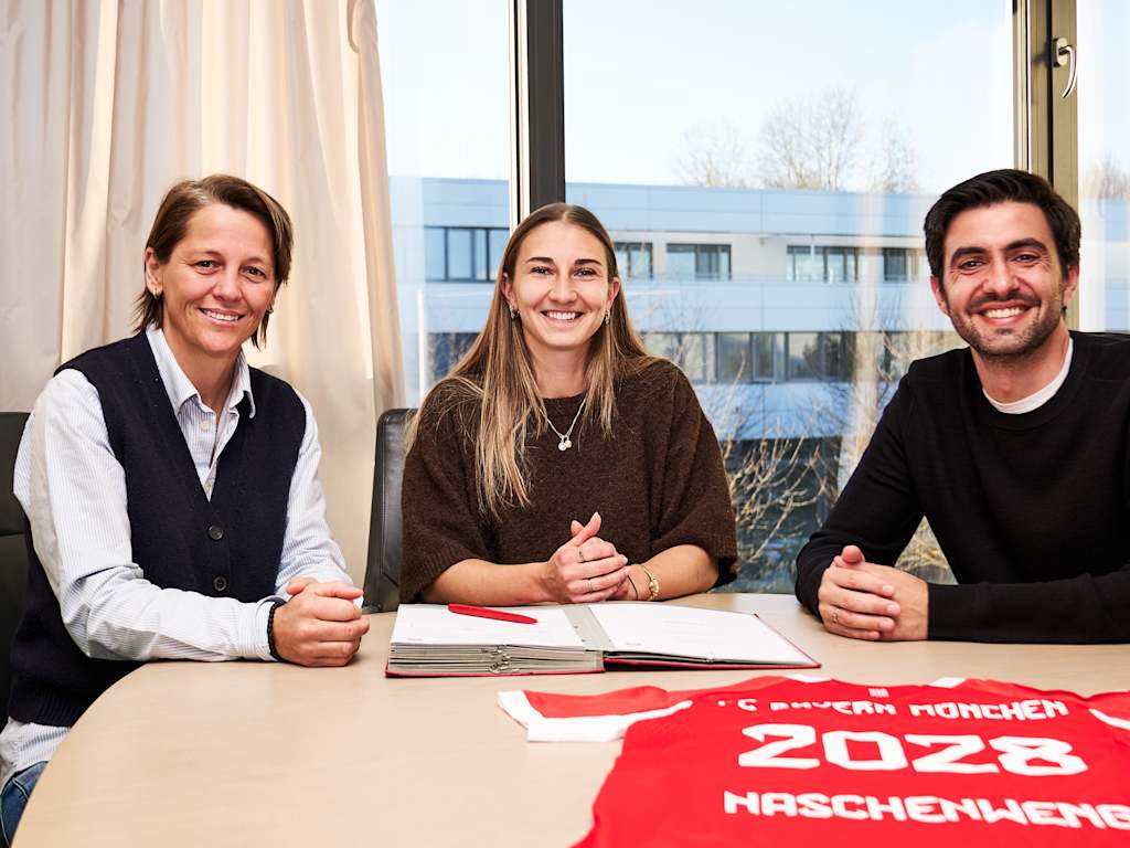 Alt-Tag: Bianca Rech, Katharina Naschenweng und Francisco De Sá Fardilha lächeln anlässlich der Vertragsverlängerung von Katharina Naschenweng.