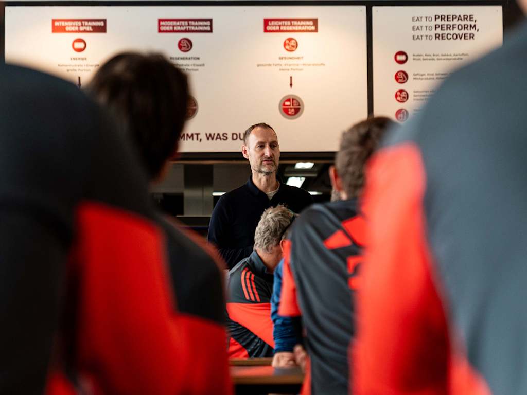 Jochen Sauer spricht zu Mitarbeitern des FC Bayern.