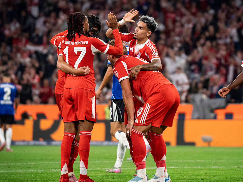 Luis Diaz und Michael Olise klatschen ab nach dem 5:0 im Bundesliga-Spiel FC Bayern gegen Hamburger SV.