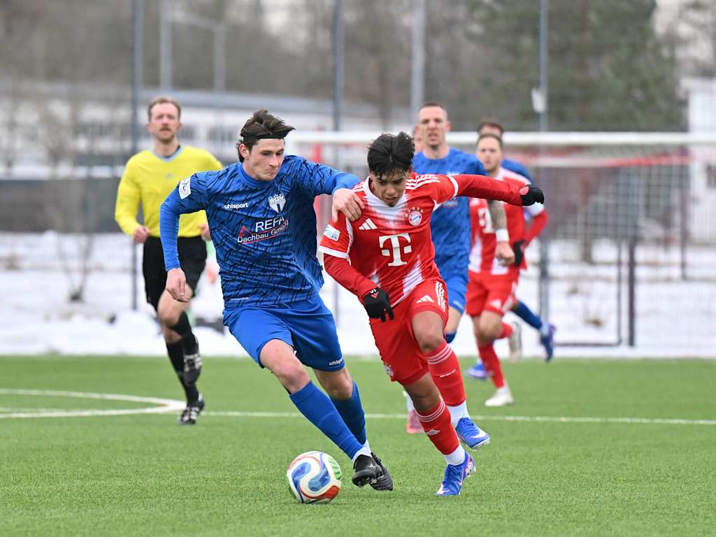 Maycon Douglas Cardozo im Zweikampf mit seinem Gegenspieler um den Ball.