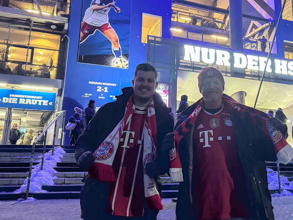 Daniel und Heiko stehen in FC Bayern-Trikots vor dem Volksparkstadion in Hamburg.
