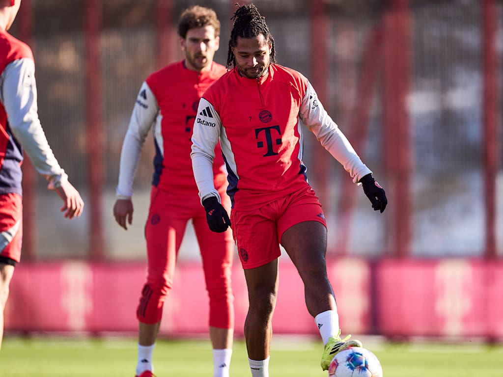 Serge Gnabry am Ball im Abschlusstraining des FC Bayern vor dem Spiel beim Hamburger SV