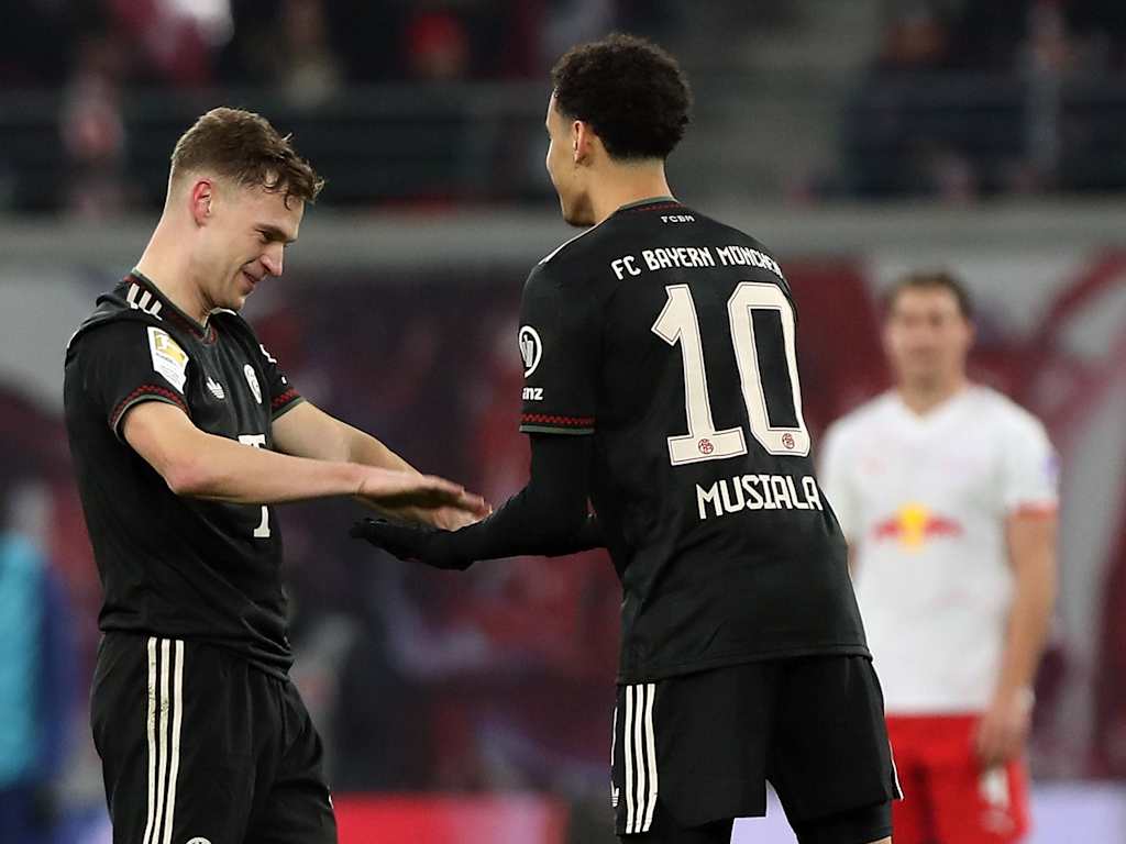 Jamal Musiala und Joshua Kimmich klatschen ab während des Spiels des FC Bayern bei RB Leipzig.