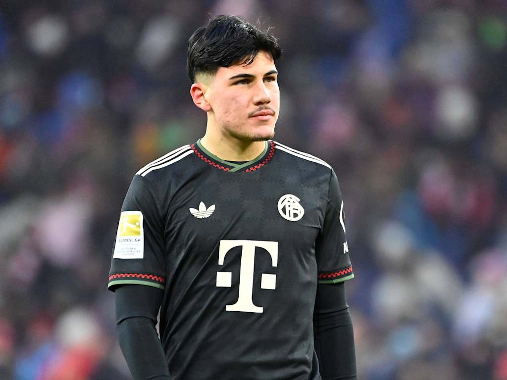 Felipe Chávez con la camiseta negra del FC Bayern en un partido amistoso contra el Salzburgo.