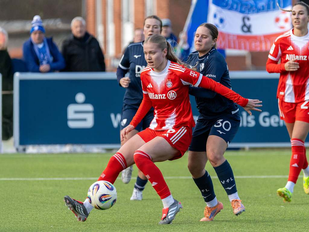 Marie Gmeineder führt den Ball.
