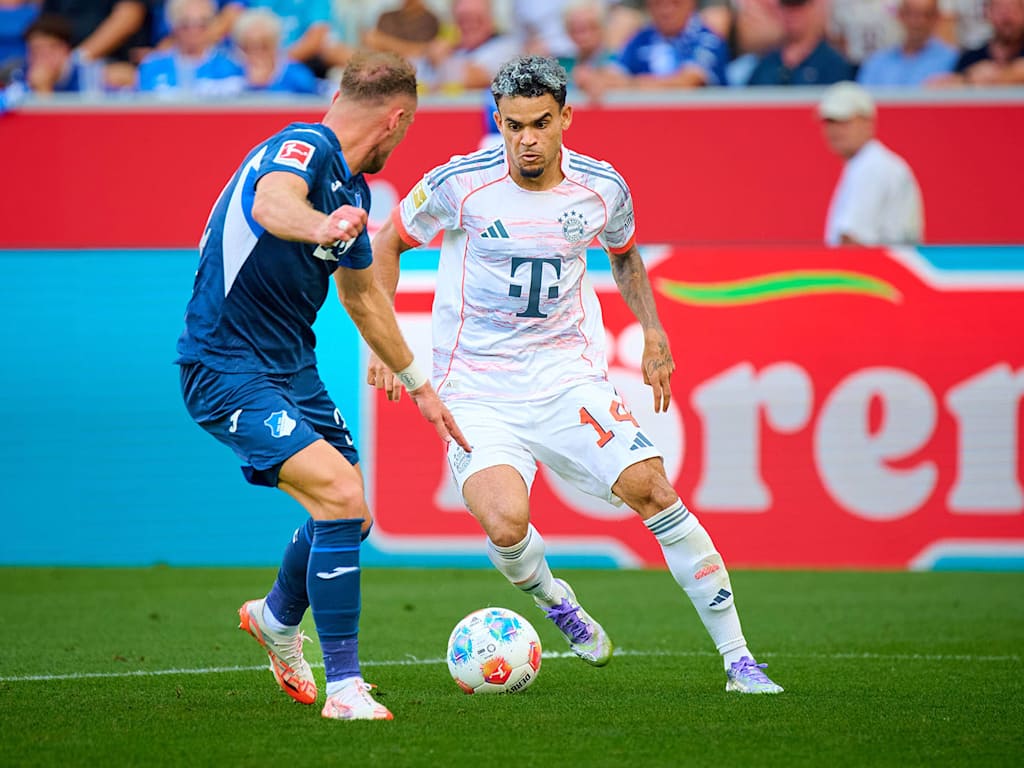 Luis Diaz dribbelt mit dem Ball im Bundesliga-Spiel des FC Bayern bei der TSG 1899 Hoffenheim.