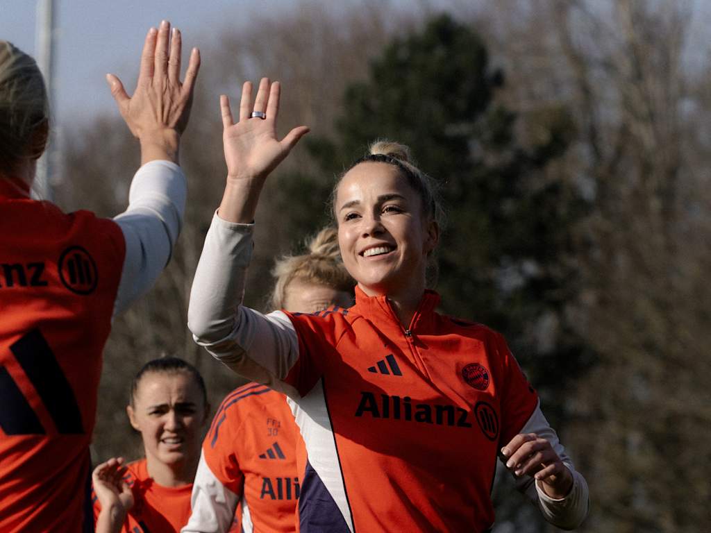 Pernille Harder und Giulia Gwinn klatschen aneinander ab nach dem Abschlusstraining vor dem Duell in Freiburg.