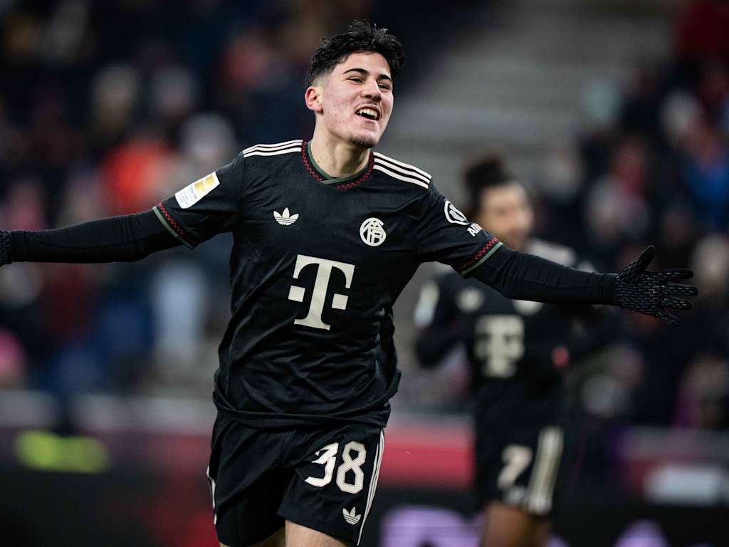 Felipe Chavez jubelt über seinen Treffer.