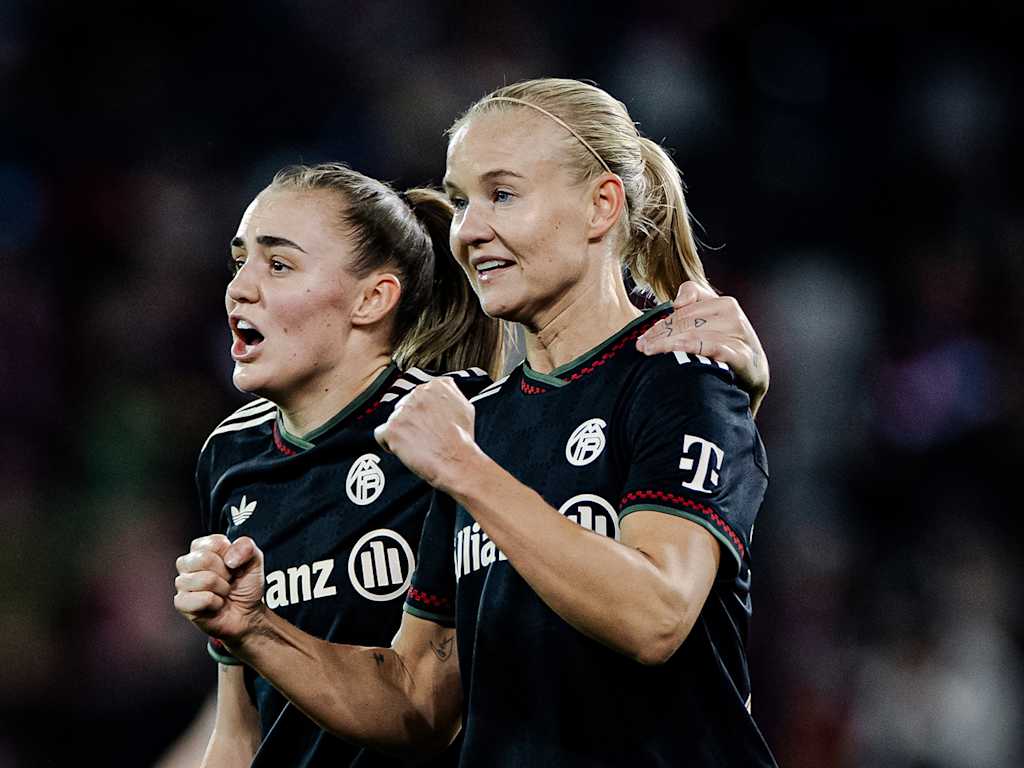 Pernille Harder und Georgia Stanway jubeln während des Gastspiels der FC Bayern Frauen in der Google Pixel Frauen-Bundesliga beim SC Freiburg