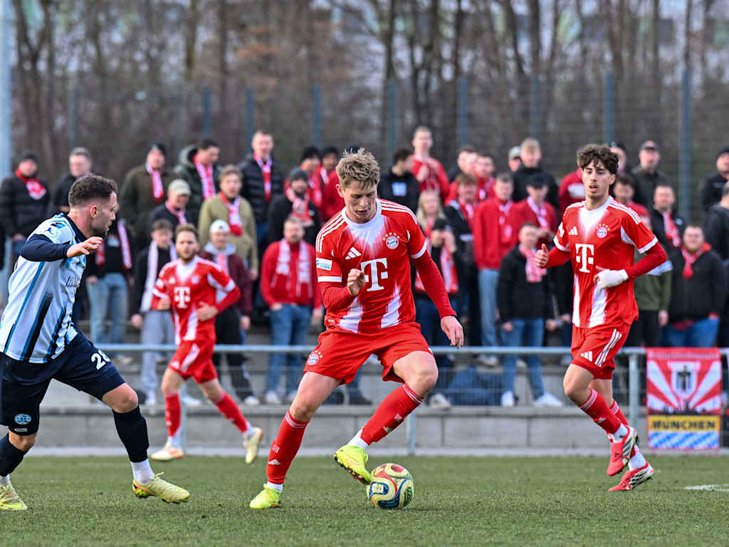 Anton Heinz schaut auf den Ball an seinem Fuß.