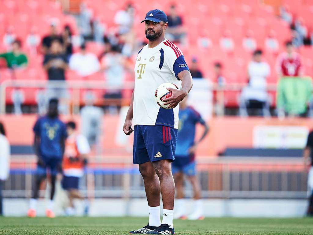Vincent Kompany mit Ball unter dem Arm im öffentlichen Training des FC Bayern im Jeju World Cup Stadium