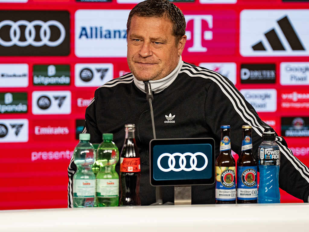 Max Eberl auf der Pressekonferenz des FC Bayern