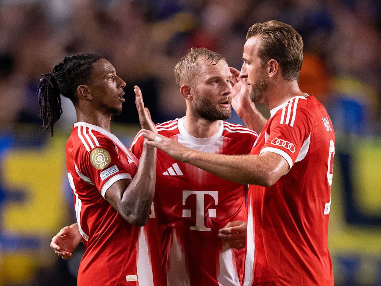Michael Olise, Konrad Laimer und Harry Kane bejubeln ein Tor des FC Bayern