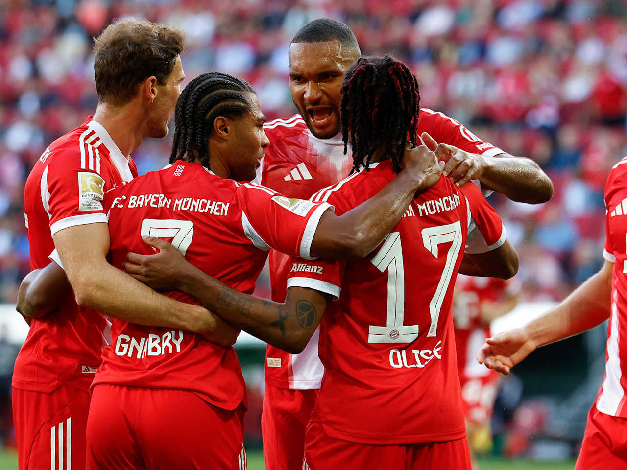 Jonathan Tah und Kollegen jubeln nach dem 1:0 im Bundesliga-Spiel des FC Bayern beim FC Augsburg.