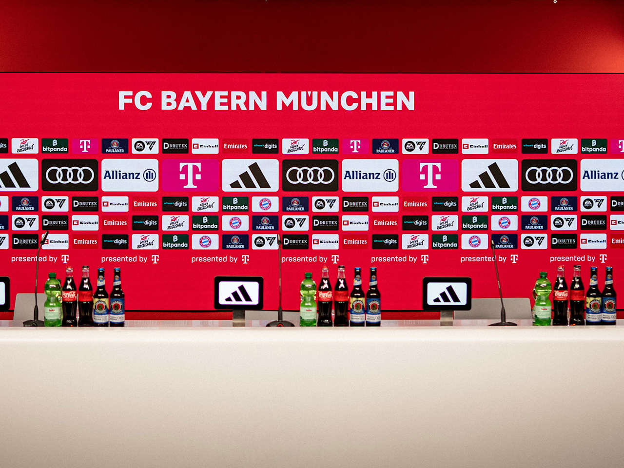 Rückwand mit Sponsorenlogos im Medienraum des FC Bayern vor einem Pressetalk