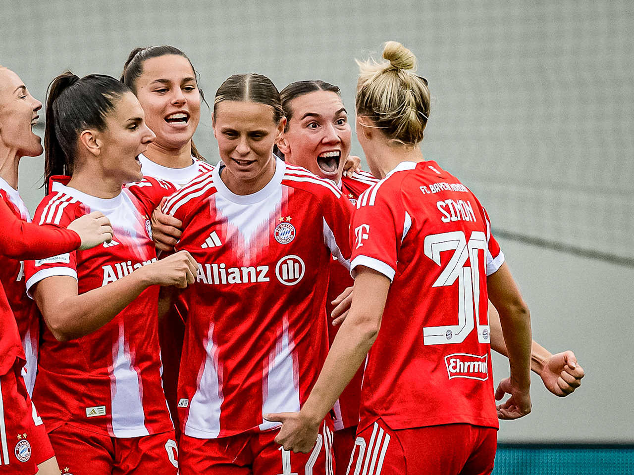 Klara Bühl, Carolin Simon, Vanessa Gilles und Co. jubeln während des Heimspiels der FC Bayern Frauen in der Google Pixel Frauen-Bundesliga gegen den SC Freiburg