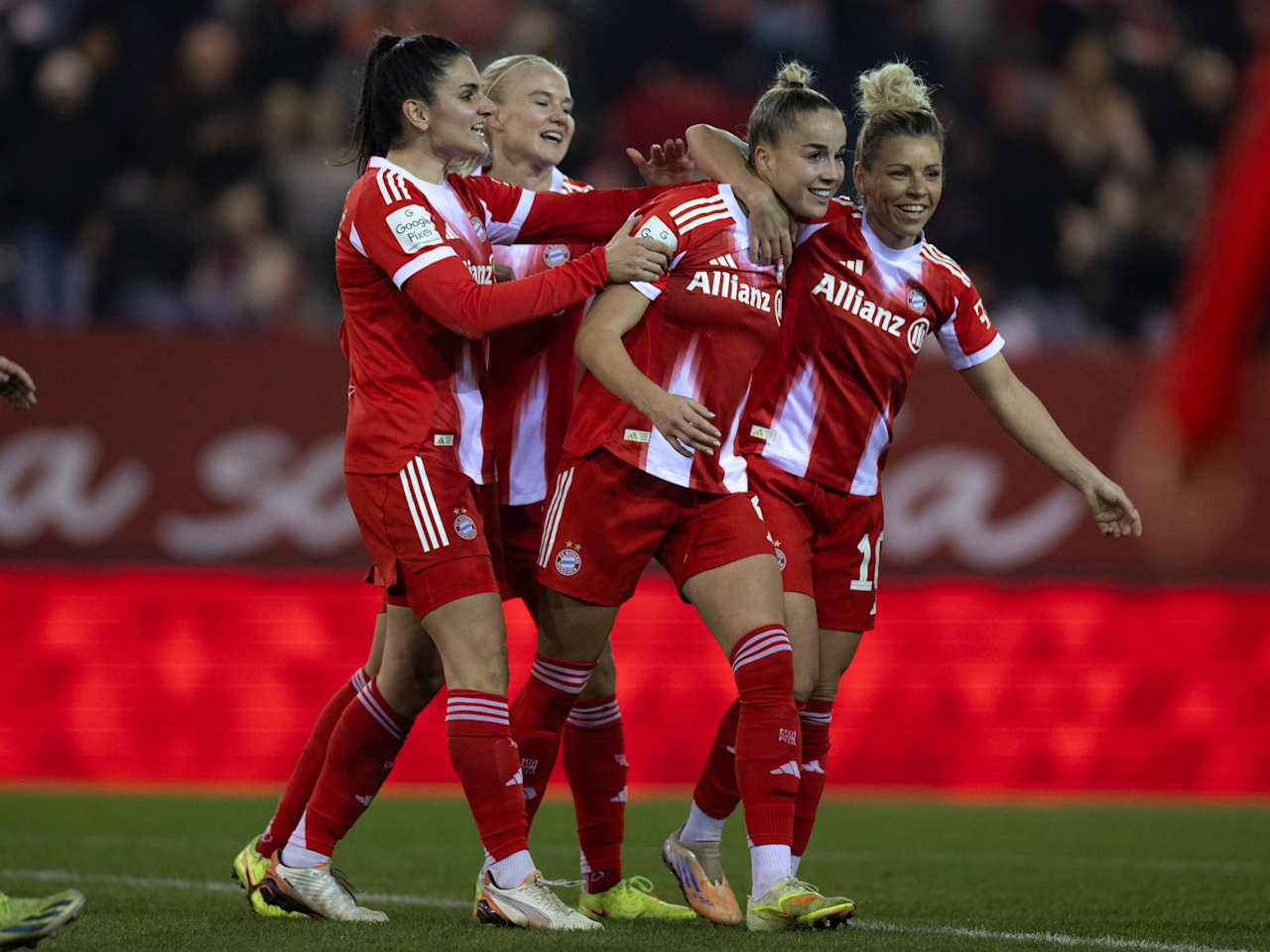 Giulia Gwinn bejubelt ihr Tor gegen Union Berlin.