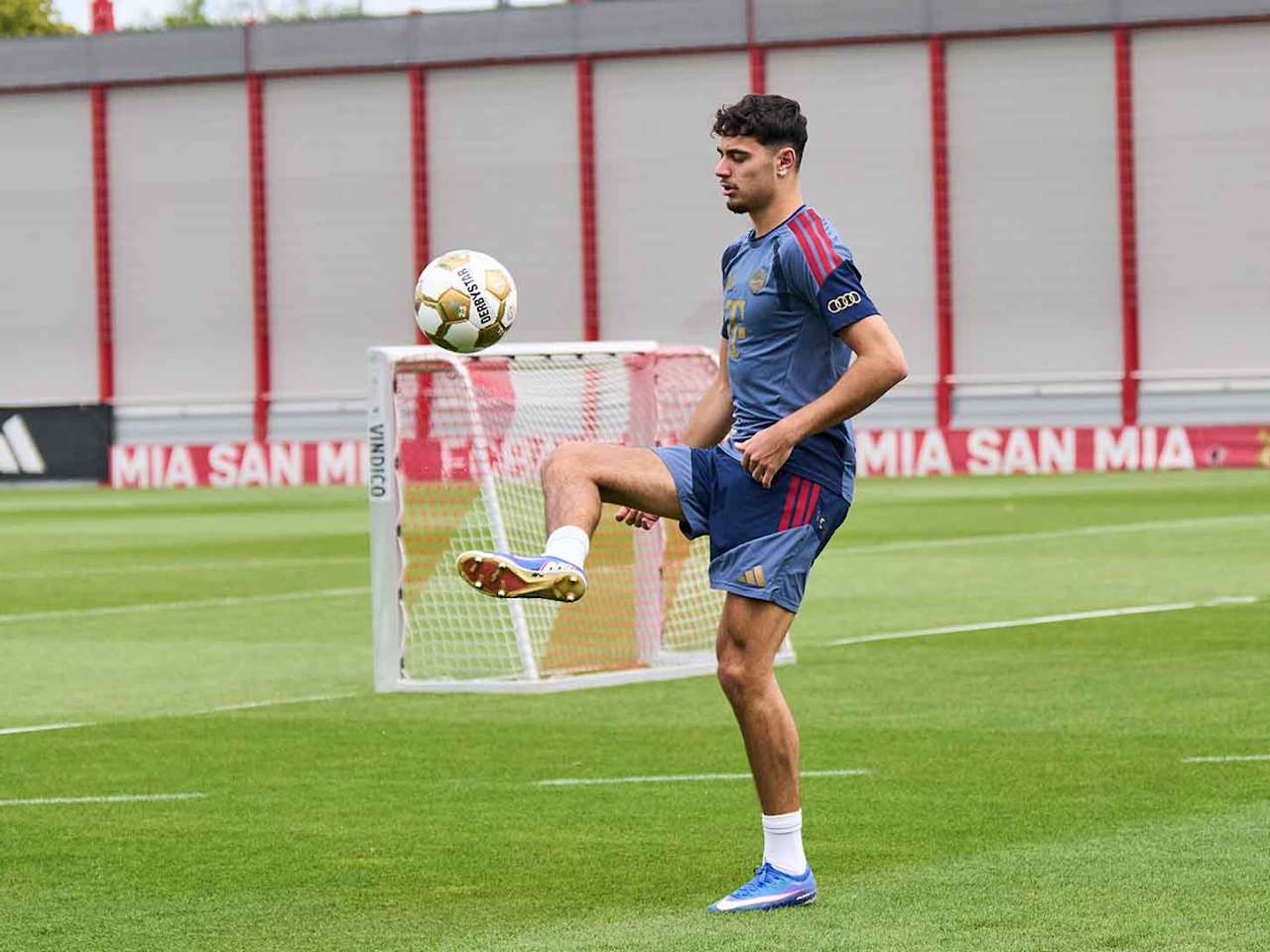 Aleksandar Pavlovic im Training des FC Bayern