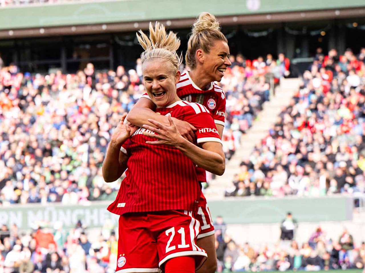 Harder und Dallmann bejubeln ein Tor der FC Bayern Frauen